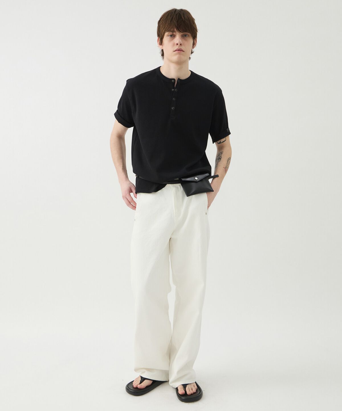윈더(WINDER) SNAP HENLEY NECK SHORT TOP - BLACK