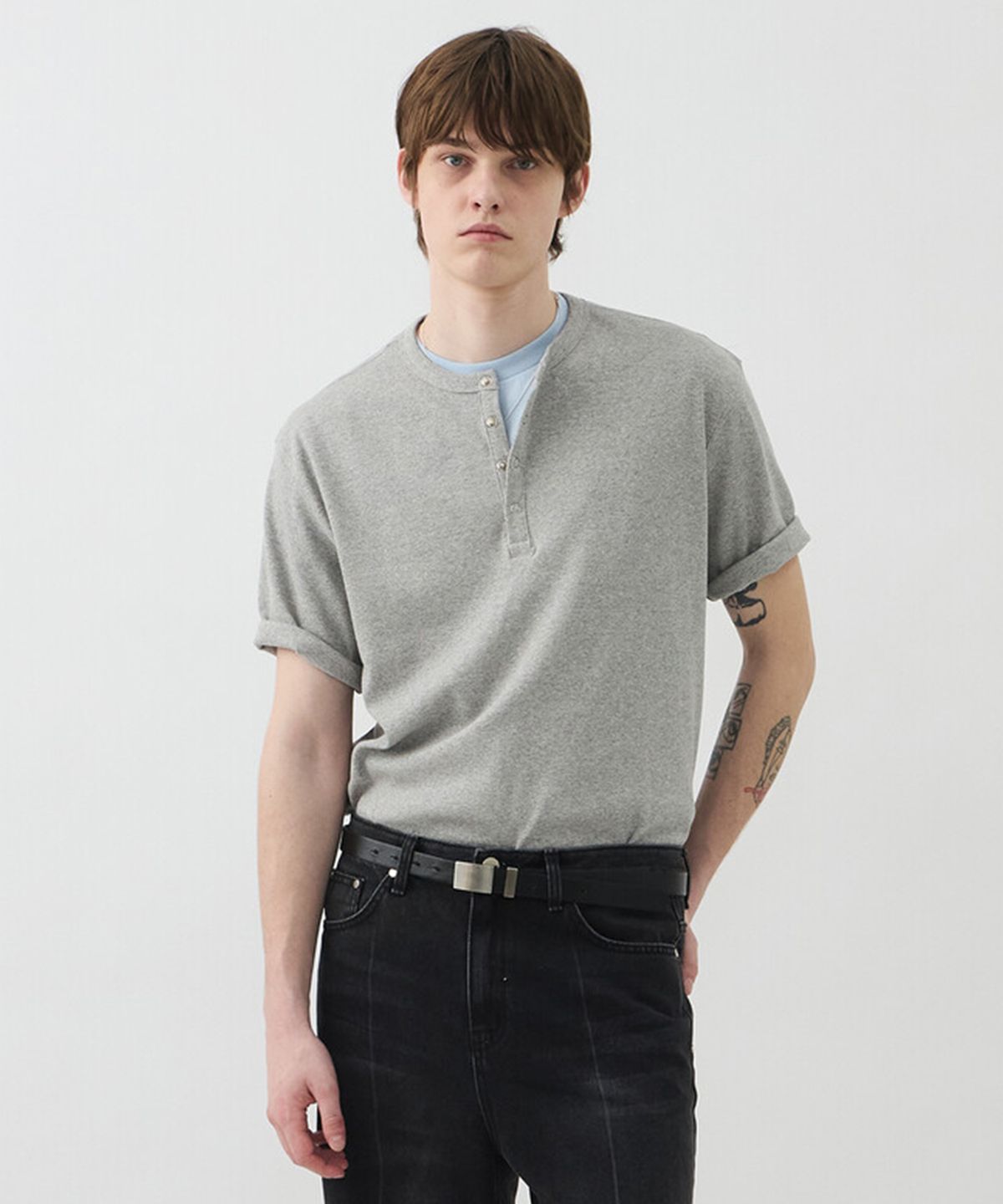윈더(WINDER) SNAP HENLEY NECK SHORT TOP - MELANGE GREY