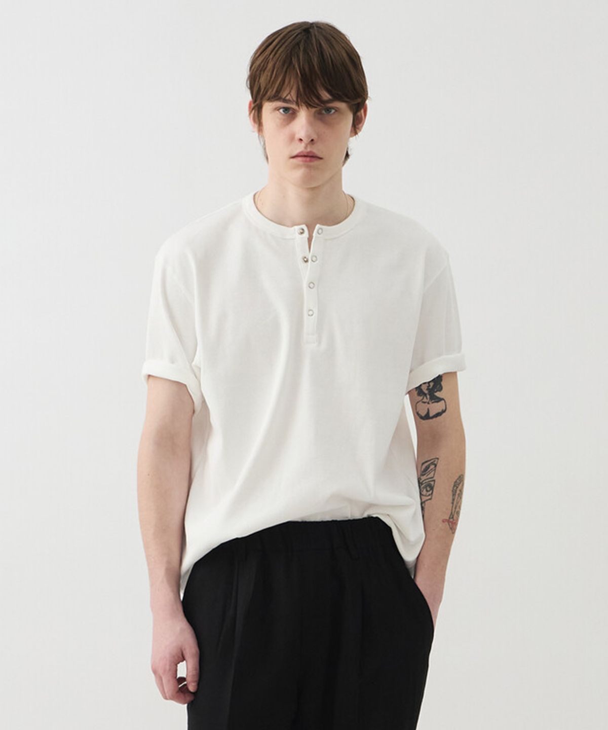윈더(WINDER) SNAP HENLEY NECK SHORT TOP - OFF WHITE