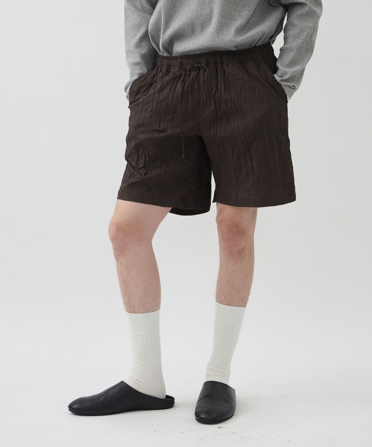 윈더(WINDER) WRINKLED SHORT PANTS - BROWN