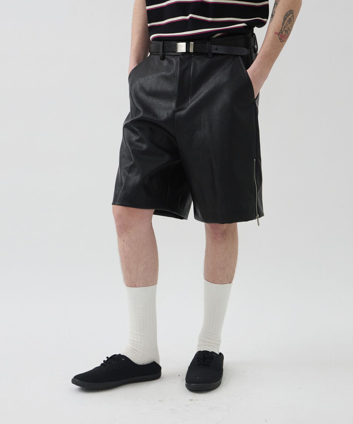 윈더(WINDER) SIDE ZIP LEATHER BERMUDA PANTS - BLACK