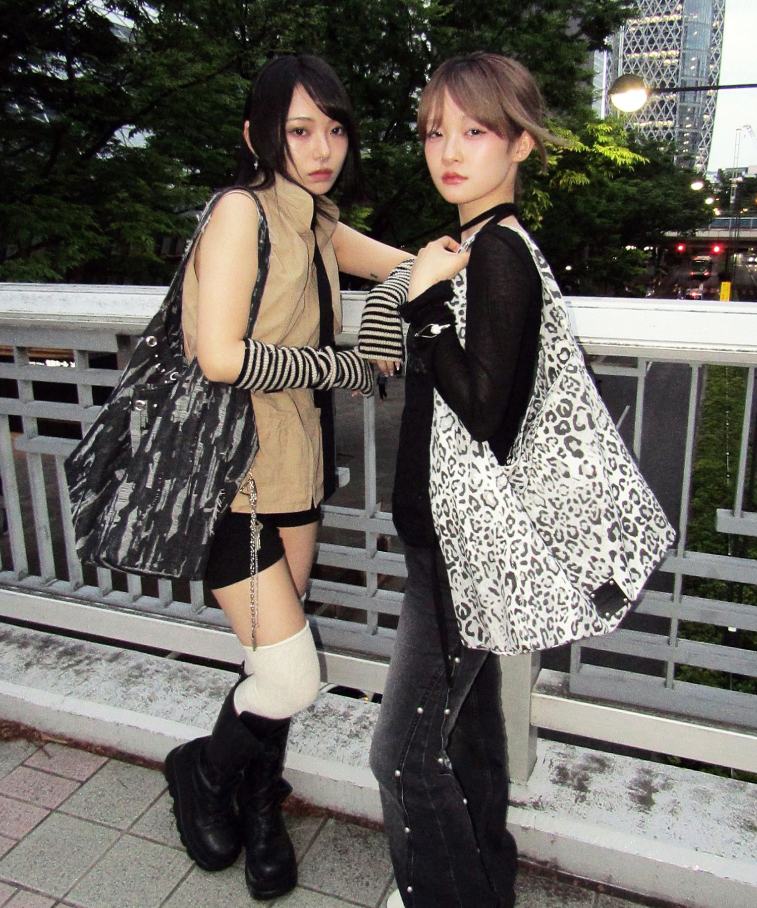 LEATHER POCKET SHIRRING RIBBON BAG BLACK