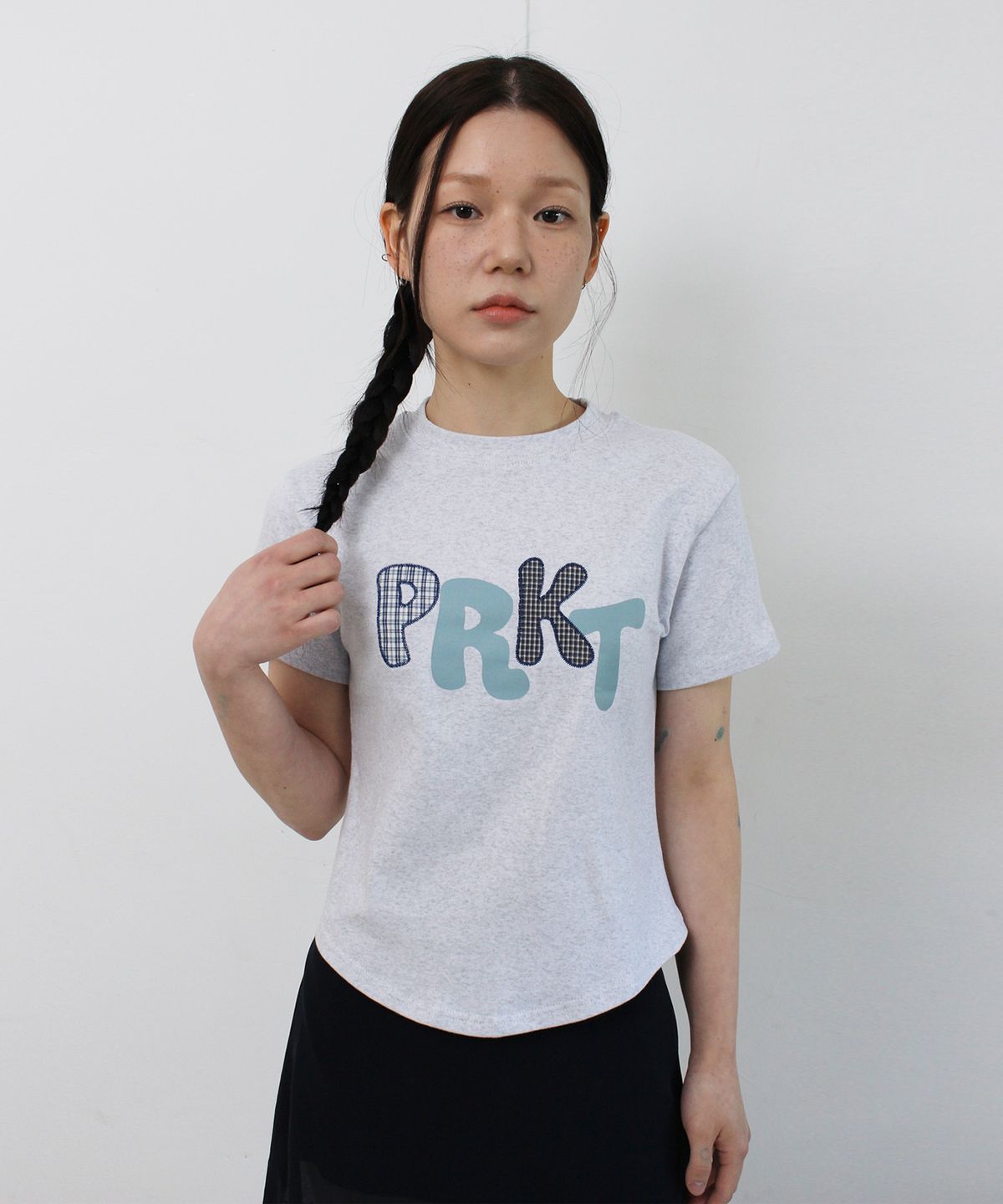 패러킷(PARAKEET) PRKT 플레이드 패치 티셔츠 (멜란지 그레이)