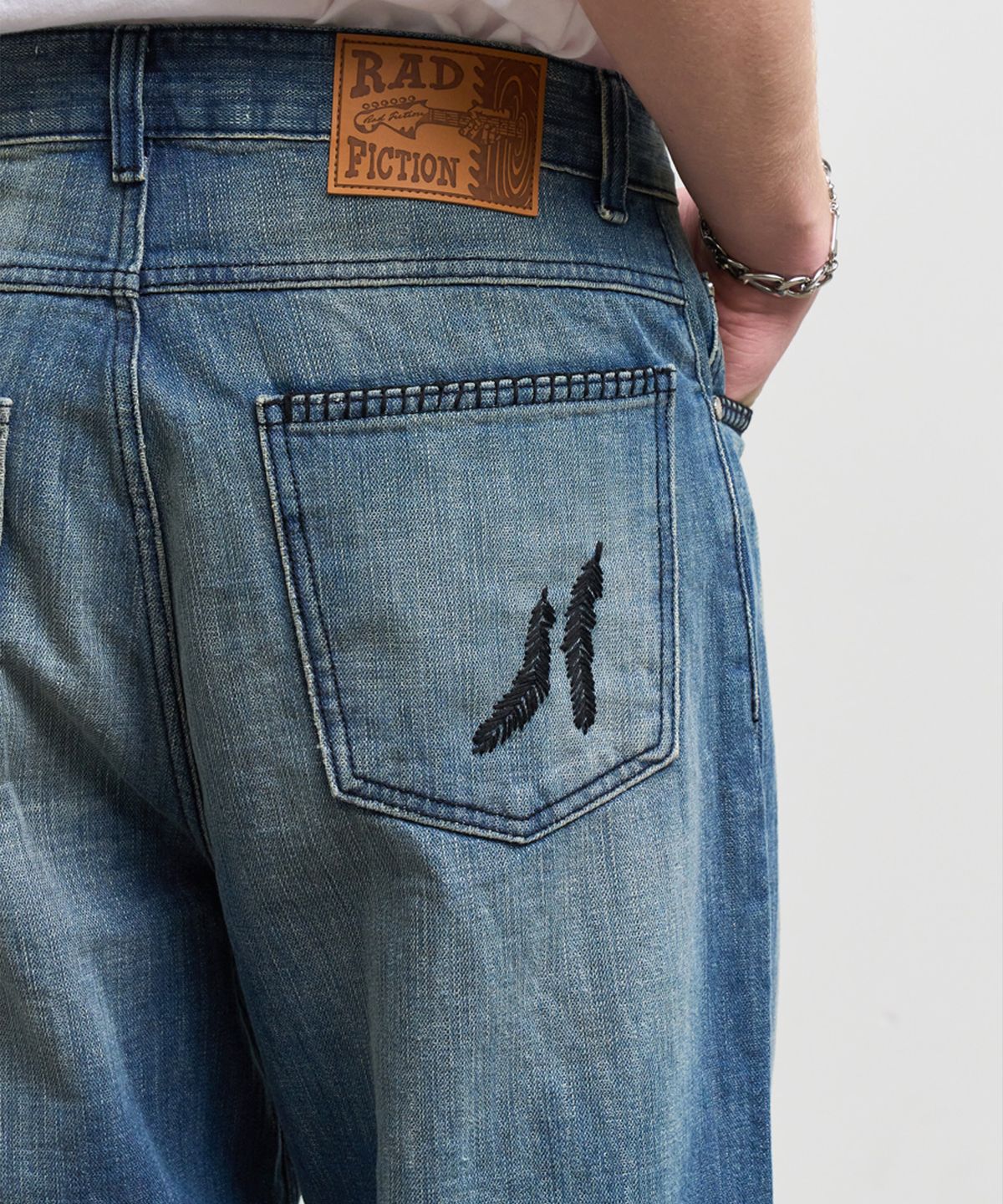 라드픽션(RAD FICTION) WADE HAND STITCH WIDE FIT DENIM JEANS / MID BLUE