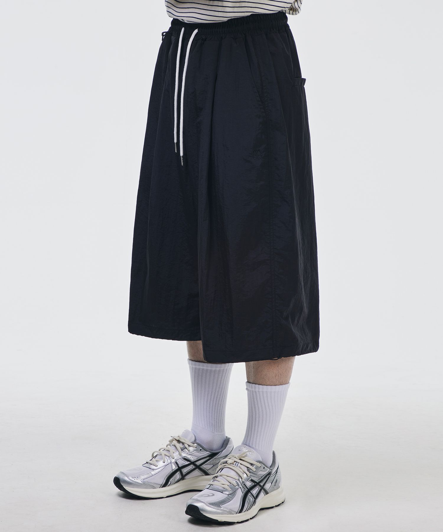 [SIGNATURE] One-tuck banding nylon bermuda pants /追跡付 MUSINSA公式 | SIGNATURE One-Tuck Banding Nylon Bermuda Pants