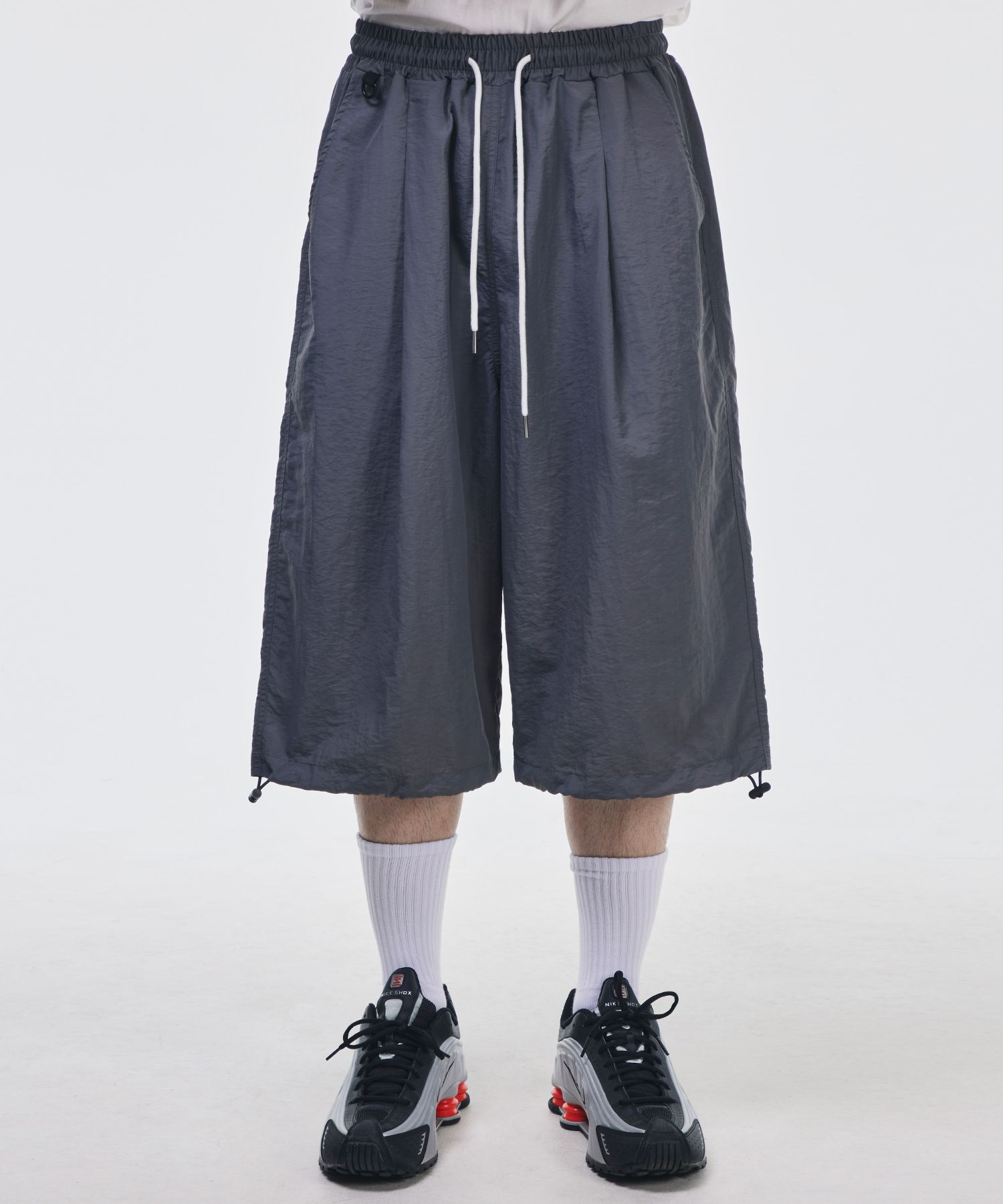 MUSINSA | SIGNATURE One-Tuck Banding Nylon Bermuda Pants [Gray]