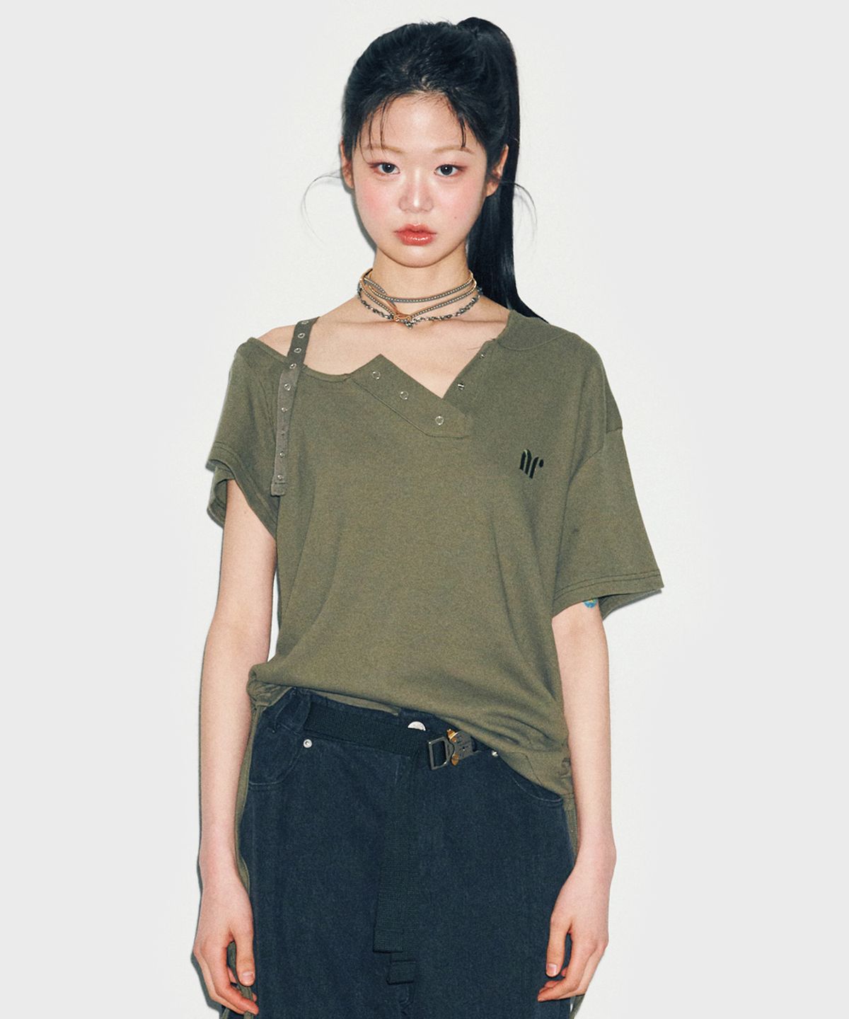 닐링(NILLRING) T18.00 Haff-off-shoulder Short-sleeved T-shirt _ Khaki