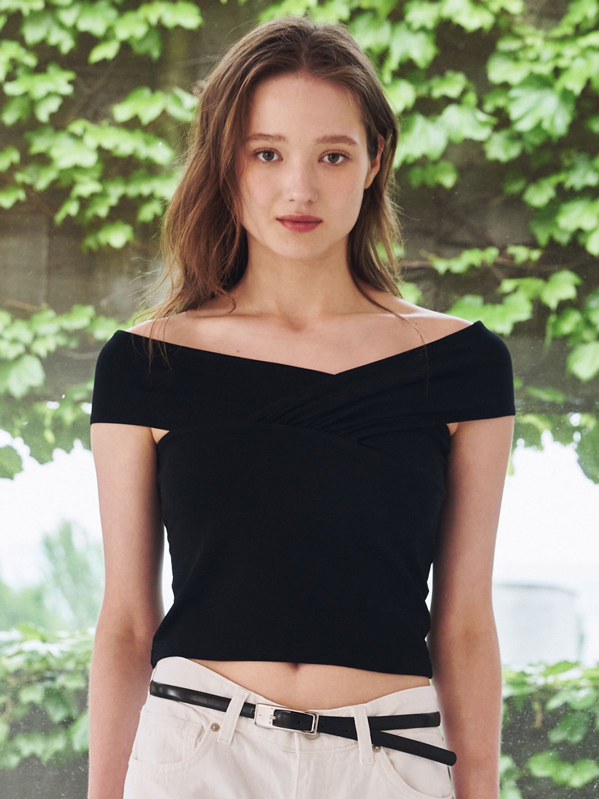 누브(NOUVE) 오프숄더 셔링 티셔츠 - 블랙 / Off Shoulder Shirring T-Shirts - Black