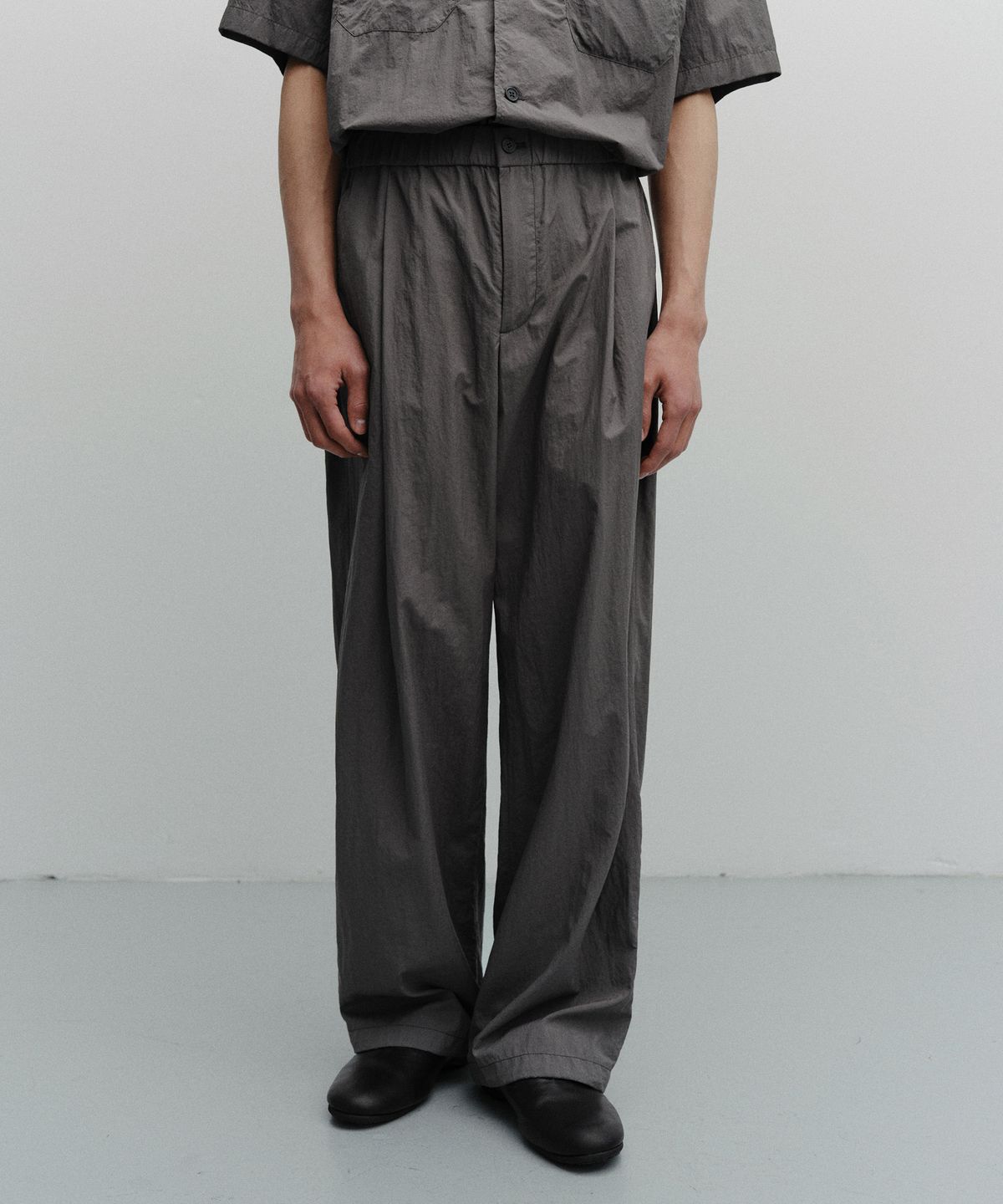 어나더 오피스(ANOTHER OFFICE) Flow Banding Easy Pants (Graphite)