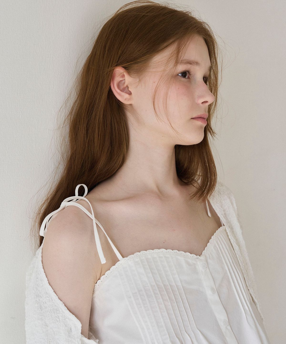 쏘이르(SO IR) LACE TUCK SLEEVELESS BLOUSE - WHITE