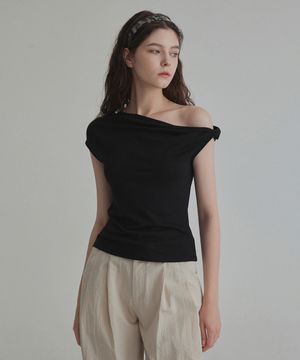 메테 꼬임 언발 오프숄더 티셔츠