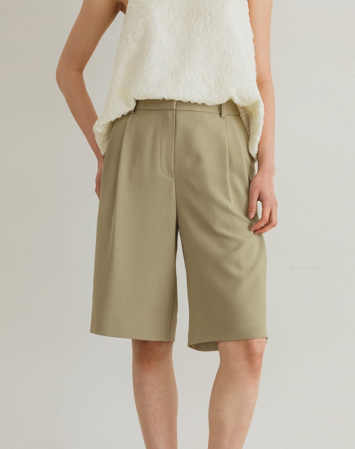 지에마르(GIEMAR) TWO TUCK BERMUDA PANTS KHAKI 투 턱 버뮤다 팬츠 카키