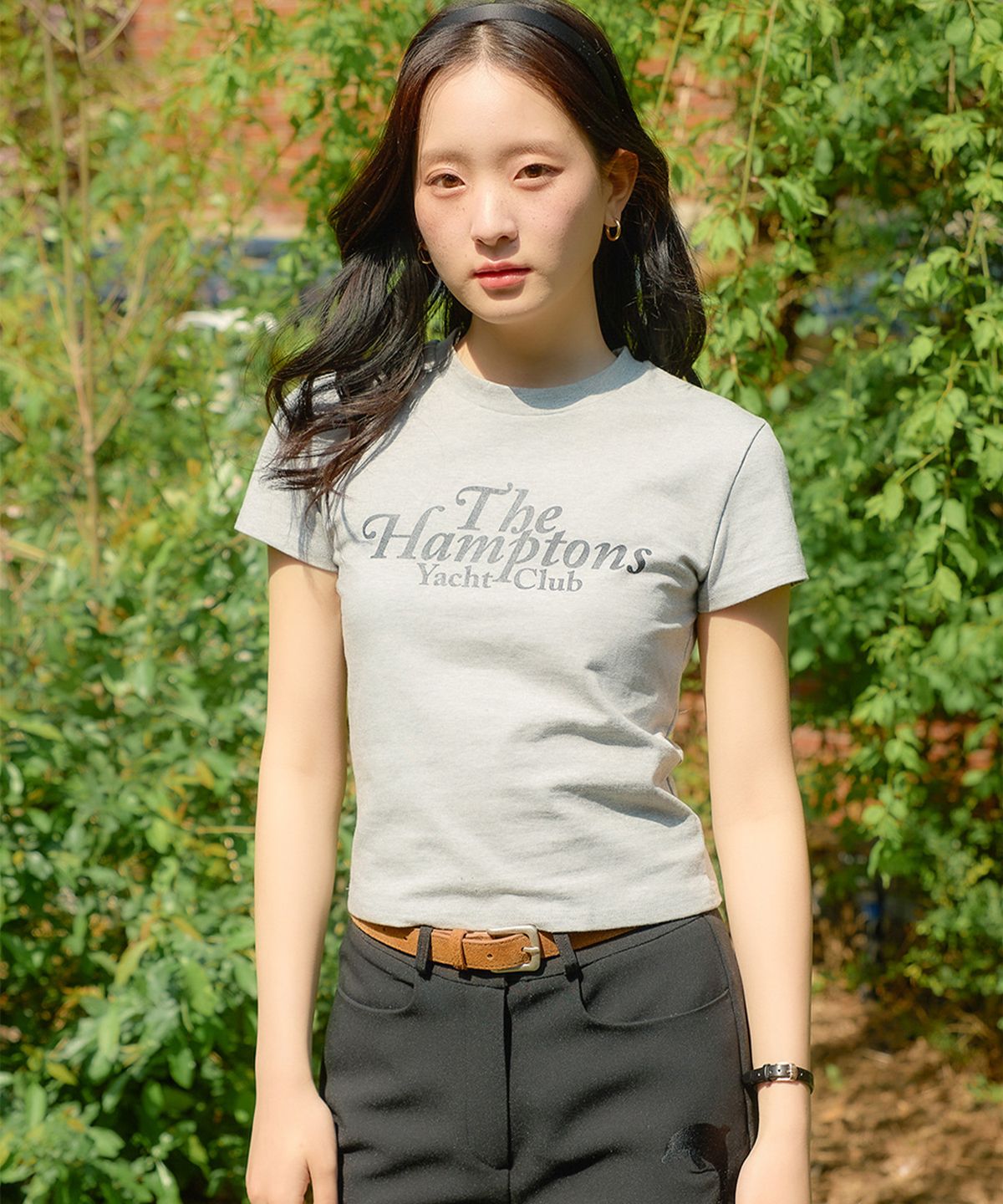 살롱 드 욘(SALON DE YOHN) Hampton Yacht Club Crop T_ Gray