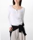 우먼즈 리브드 슬림 와이드 헨리 넥 긴소매 티셔츠 [화이트]