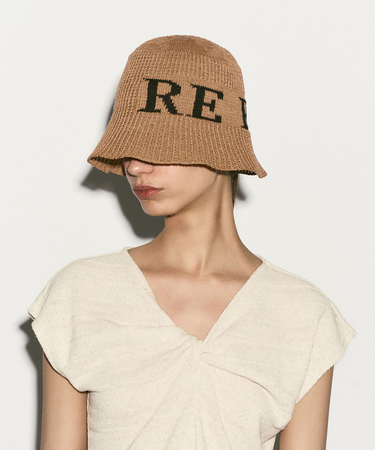 리이(RE RHEE) LOGO BUCKET HAT BEIGE