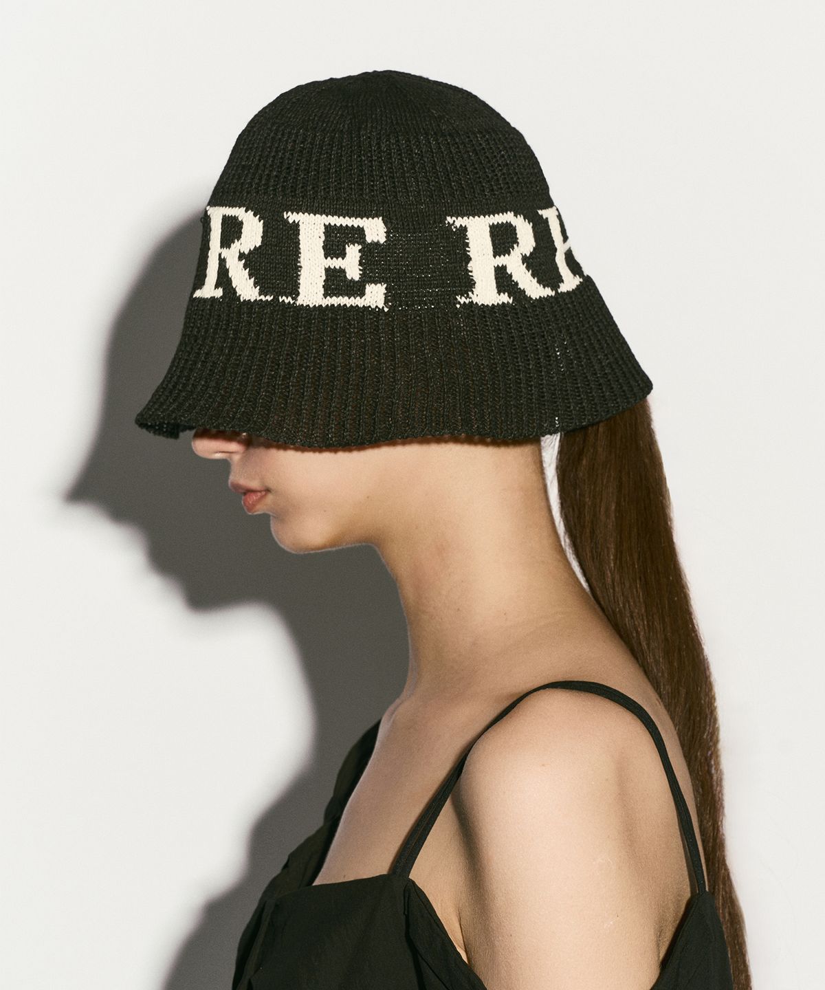 리이(RE RHEE) LOGO BUCKET HAT BLACK