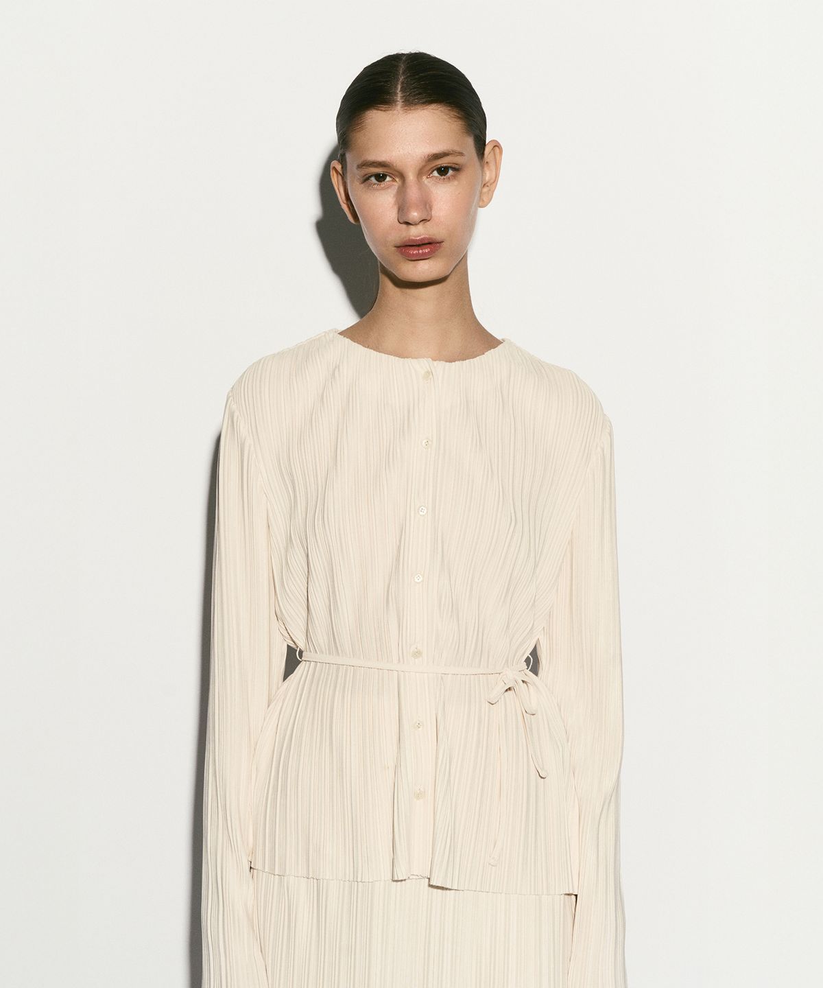 리이(RE RHEE) PLEATED TIE WAIST BLOUSE