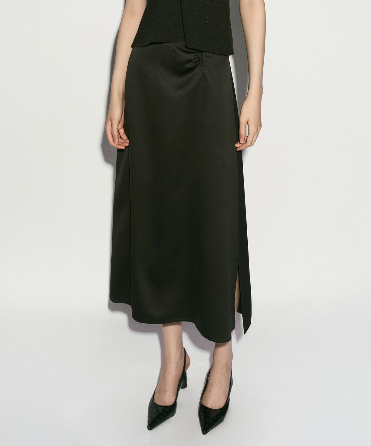 리이(RE RHEE) DRAPED SILKY SKIRT