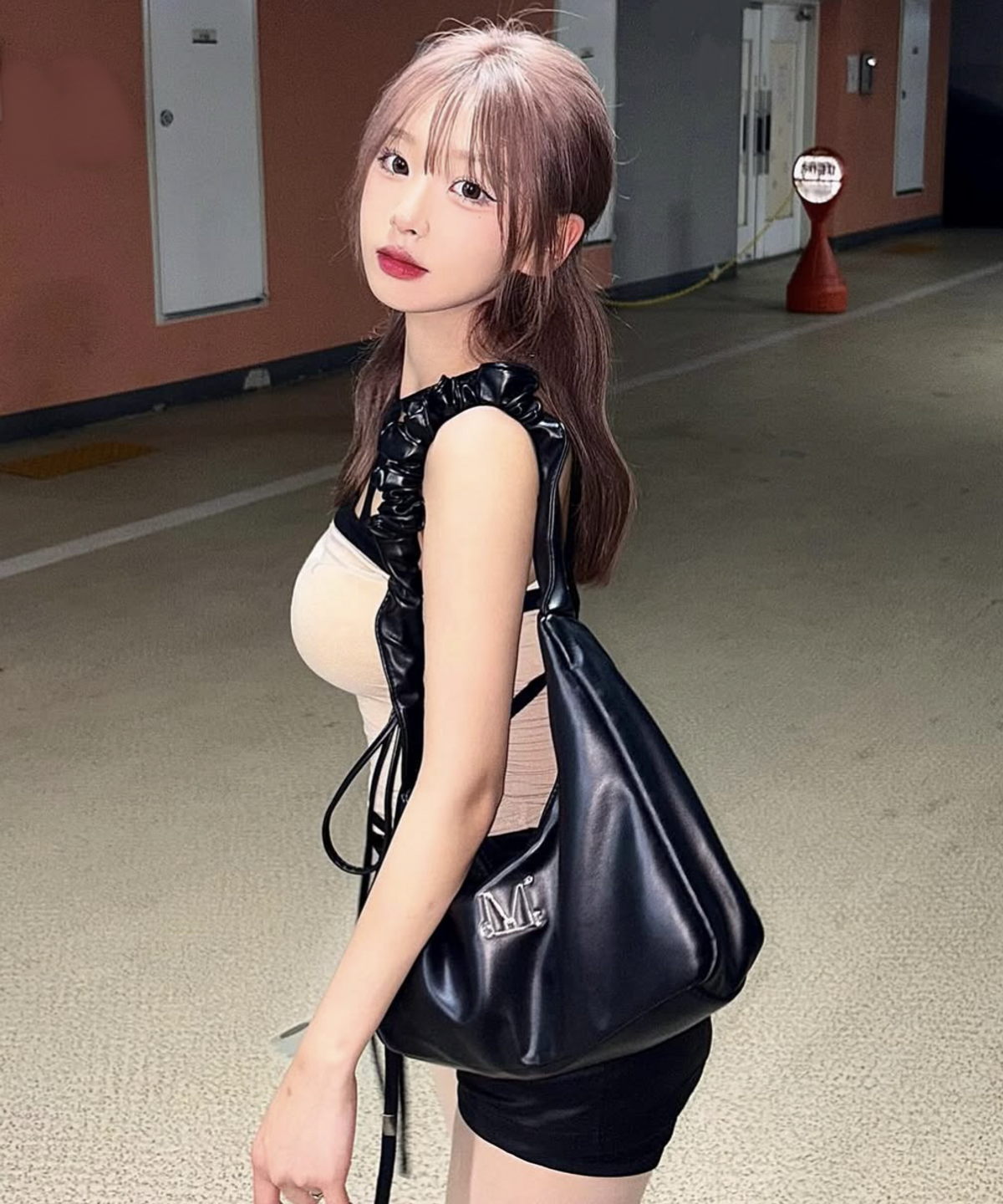 무센트(MUCENT) 루셀 메탈 로고 셔링 크로스백 남녀공용