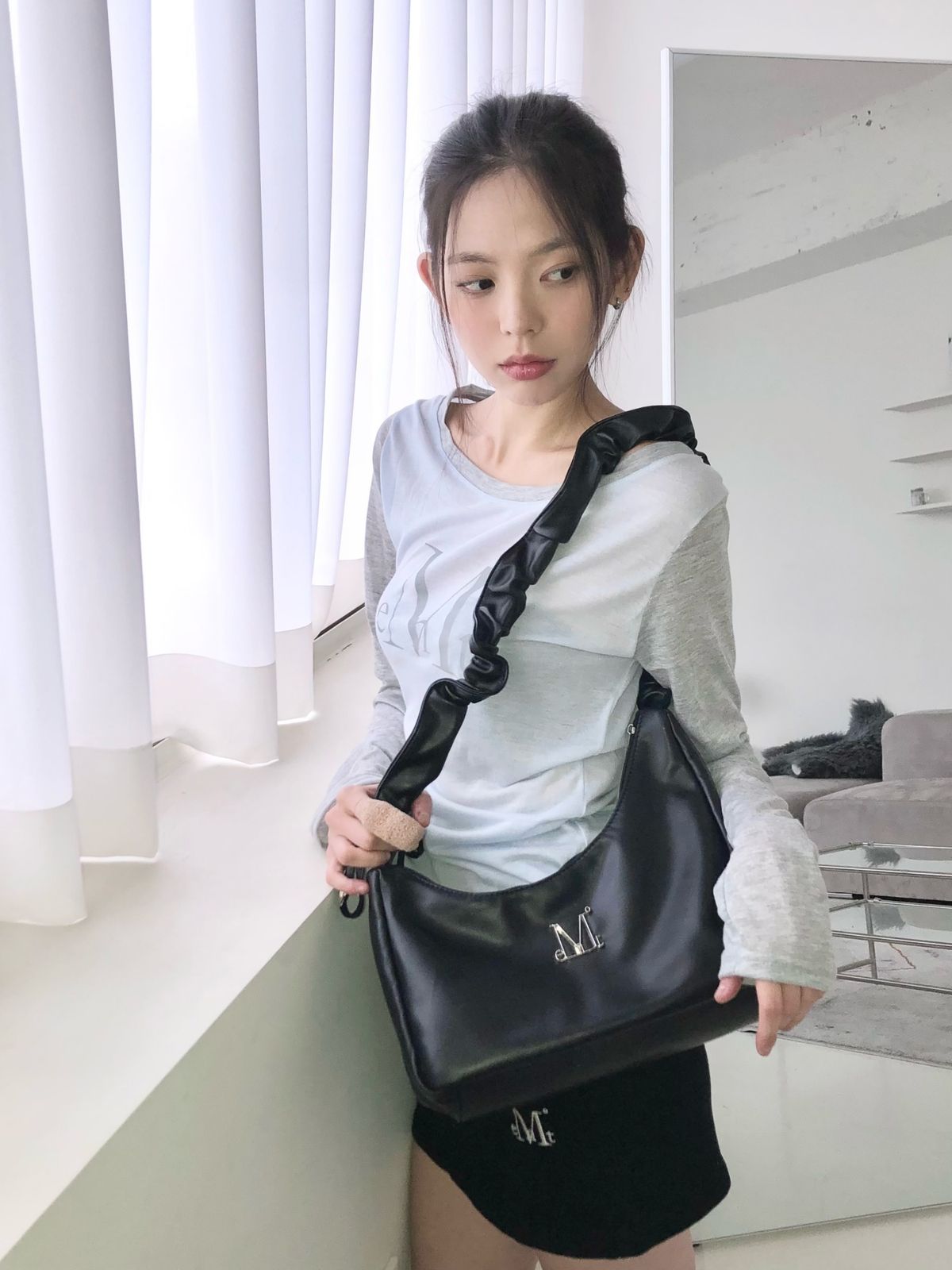 무센트(MUCENT) 루셀 메탈 로고 셔링 크로스백 남녀공용
