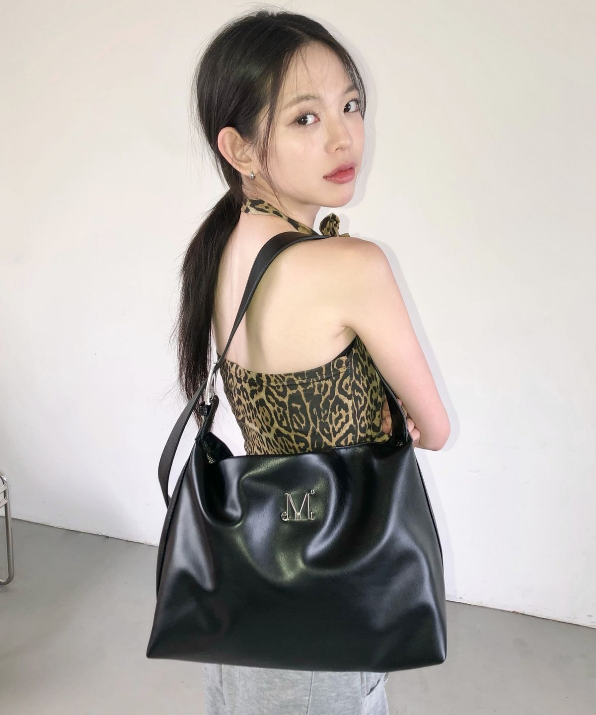 무센트(MUCENT) 벨로아 메탈 로고 벨트 크로스백 남녀공용