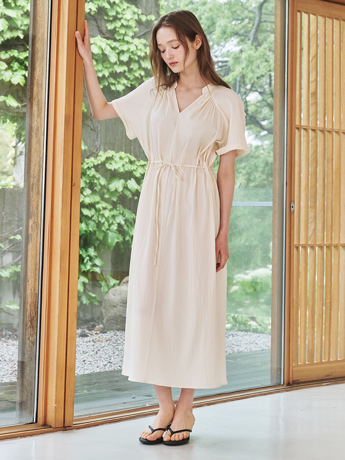 누브(NOUVE) 브이넥 셔링 드레스-아이보리 / V-Neck Shirring Dress - Ivory