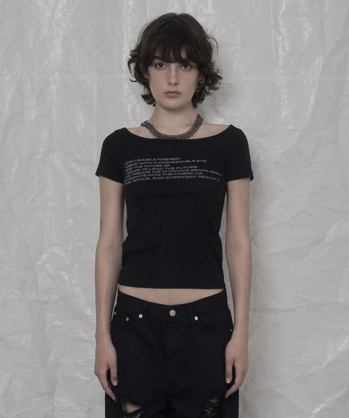 어니브(ANIV) LETTERING OVAL-NECK CROP T-SHIRT BLACK