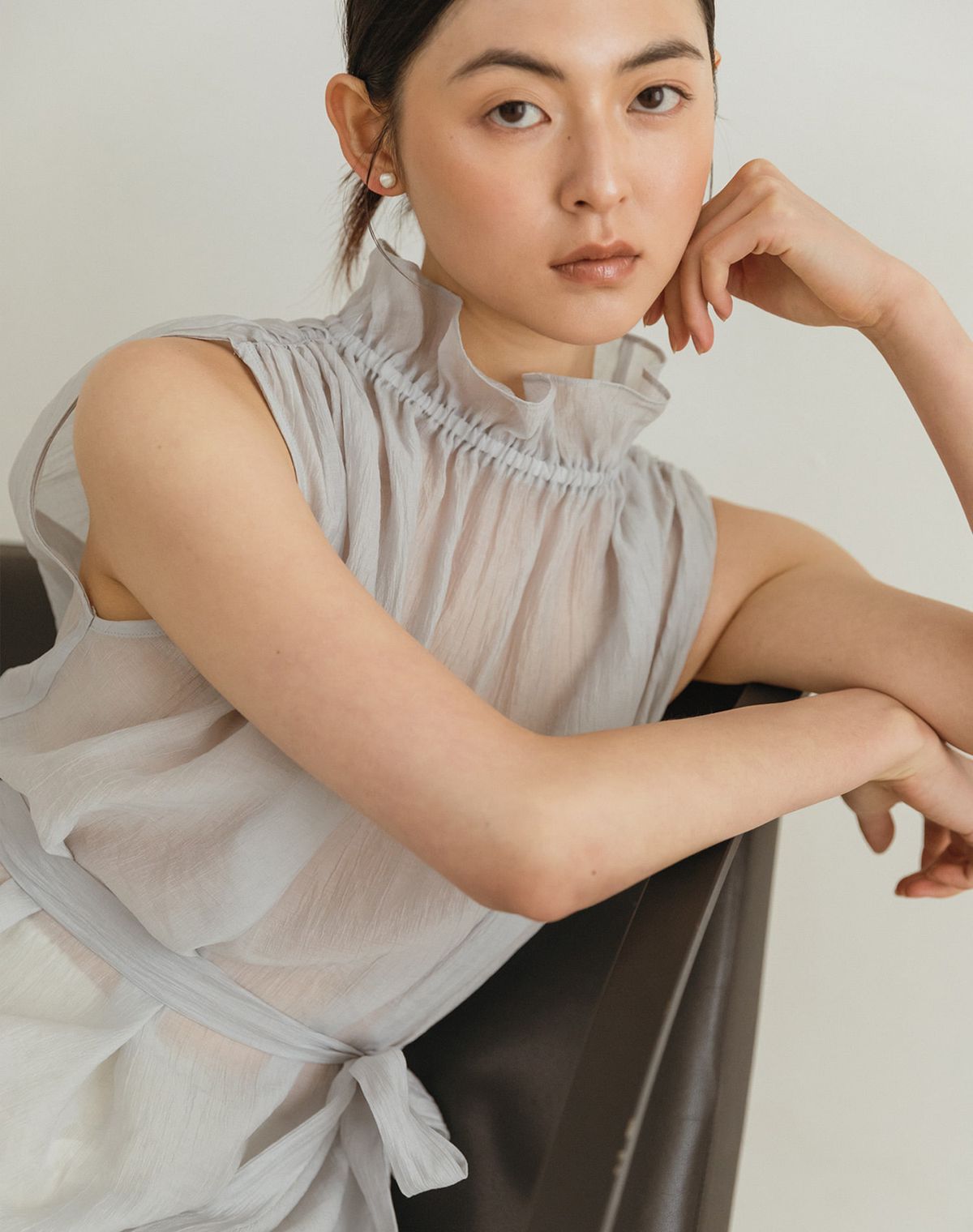 지에마르(GIEMAR) NECK PRILL SLEEVELESS BLOUSE GRAY BLUE 넥 프릴 슬리브리스 블라우스 그레이 블루