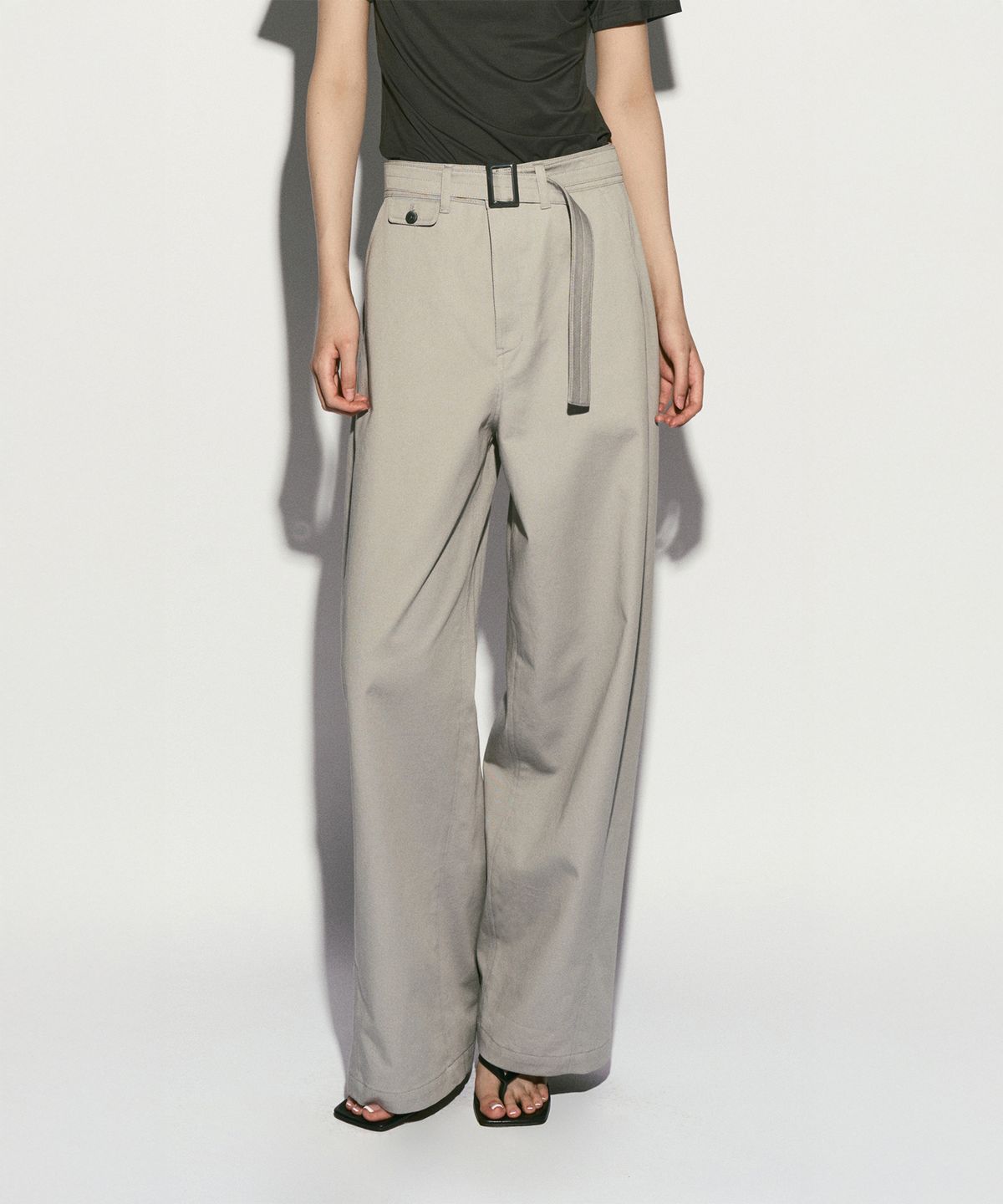 리이(RE RHEE) BELTED STRAIGHT LEG TROUSER ASH GRAY