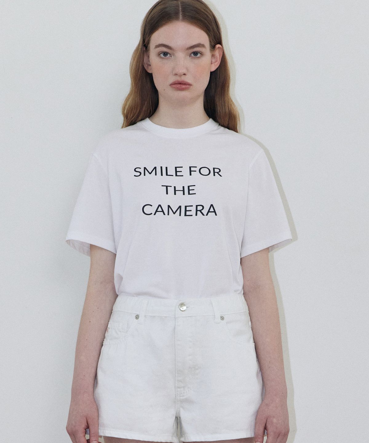 레이디 볼륨(LADY VOLUME) 스마일 포 더 카메라 티셔츠 (WHITE)