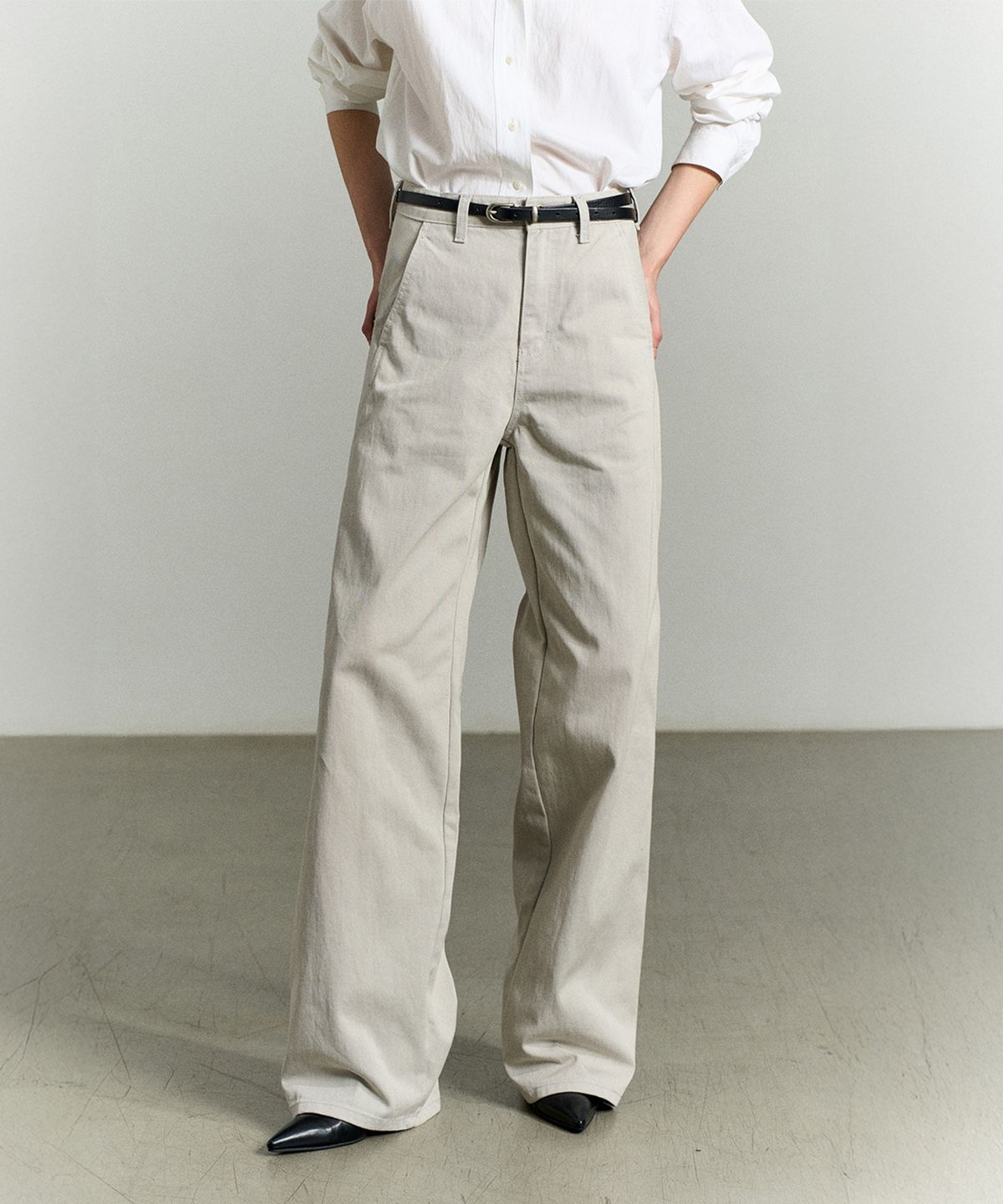 리이(RE RHEE) ASYMMETRIC SEAM DETAIL PANTS ASH GRAY