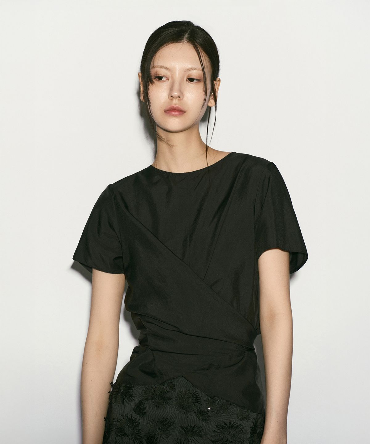 리이(RE RHEE) TIE BACK WRAP BLOUSE BLACK