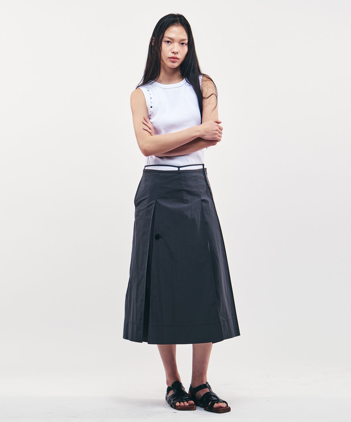 시티브리즈(CITYBREEZE) 코튼 플리츠 벨트 롱 스커트_CHARCOAL