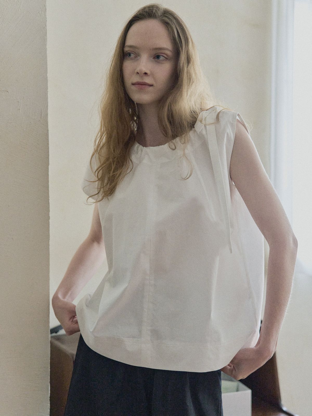 아방(AVANT-G) Ribbon Unbalance Blouse - IVORY