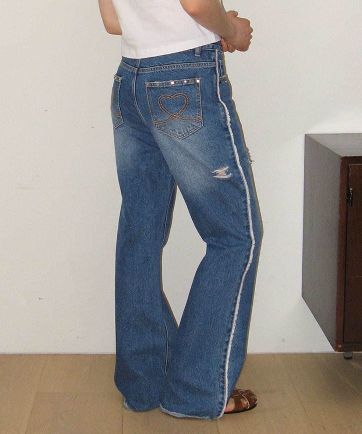 론론(RONRON) HEART STUD DAMAGE BOOTSCUT DENIM PANTS MEDIUM BLUE