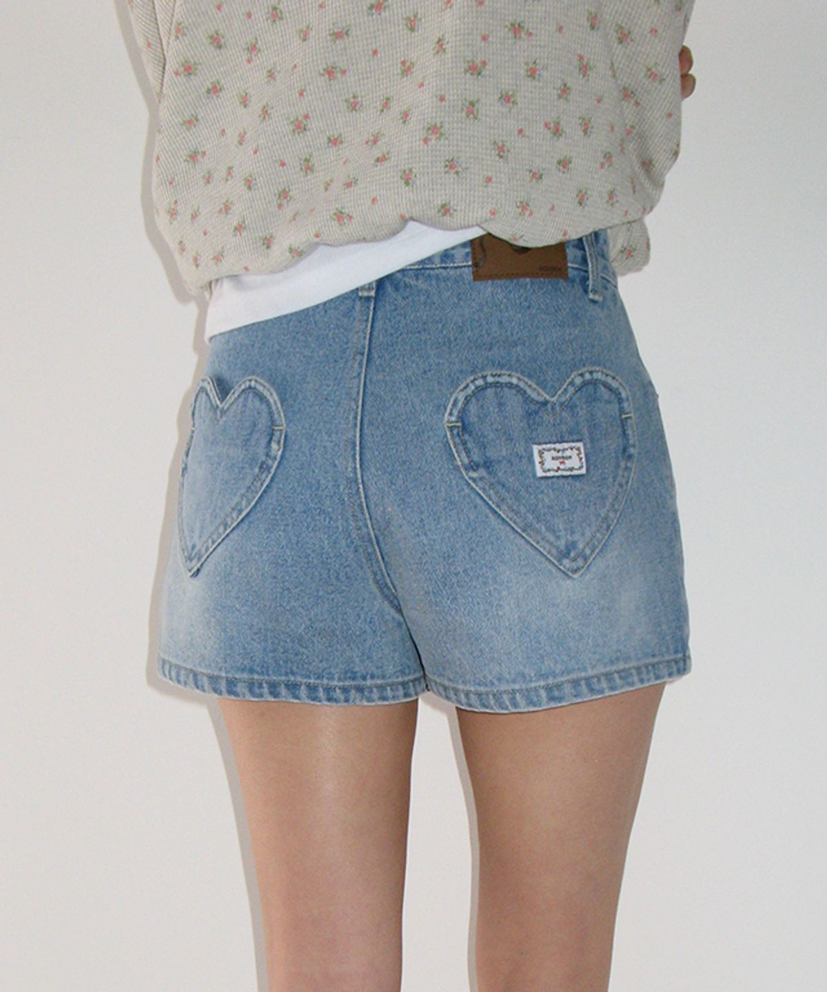론론(RONRON) HEART POCKET MINI SHORT DENIM PANTS LIGHT BLUE