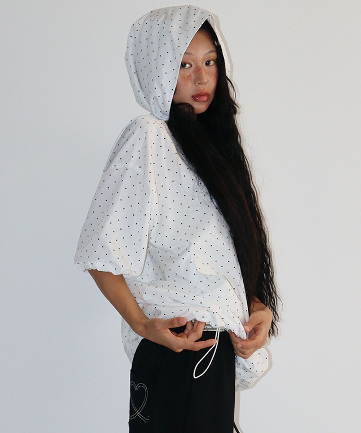론론(RONRON) HOODED HALF SLEEVE WINDBREAKER WHITE DOT