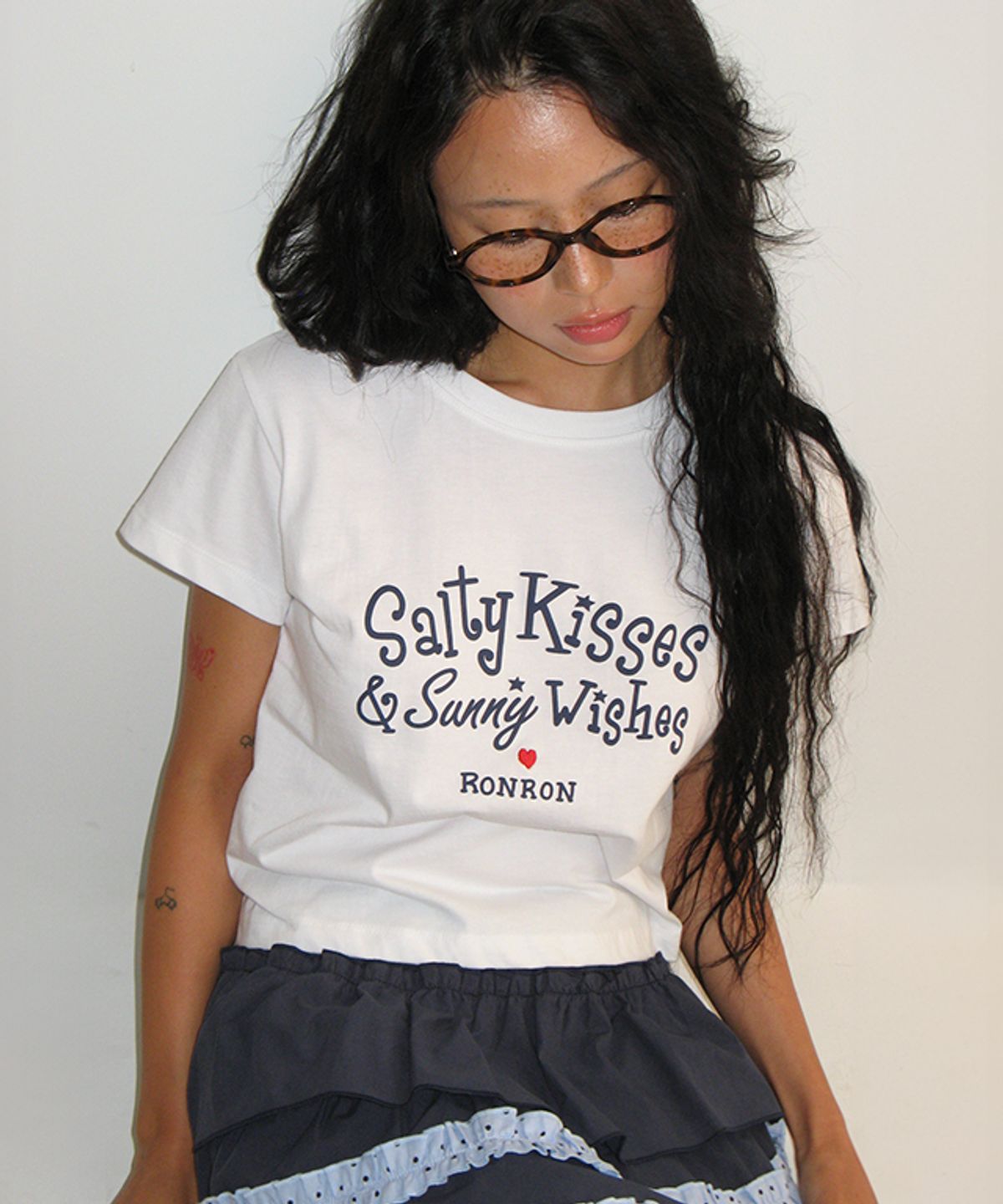 론론(RONRON) SALTY KISSES CROP T SHIRT WHITE