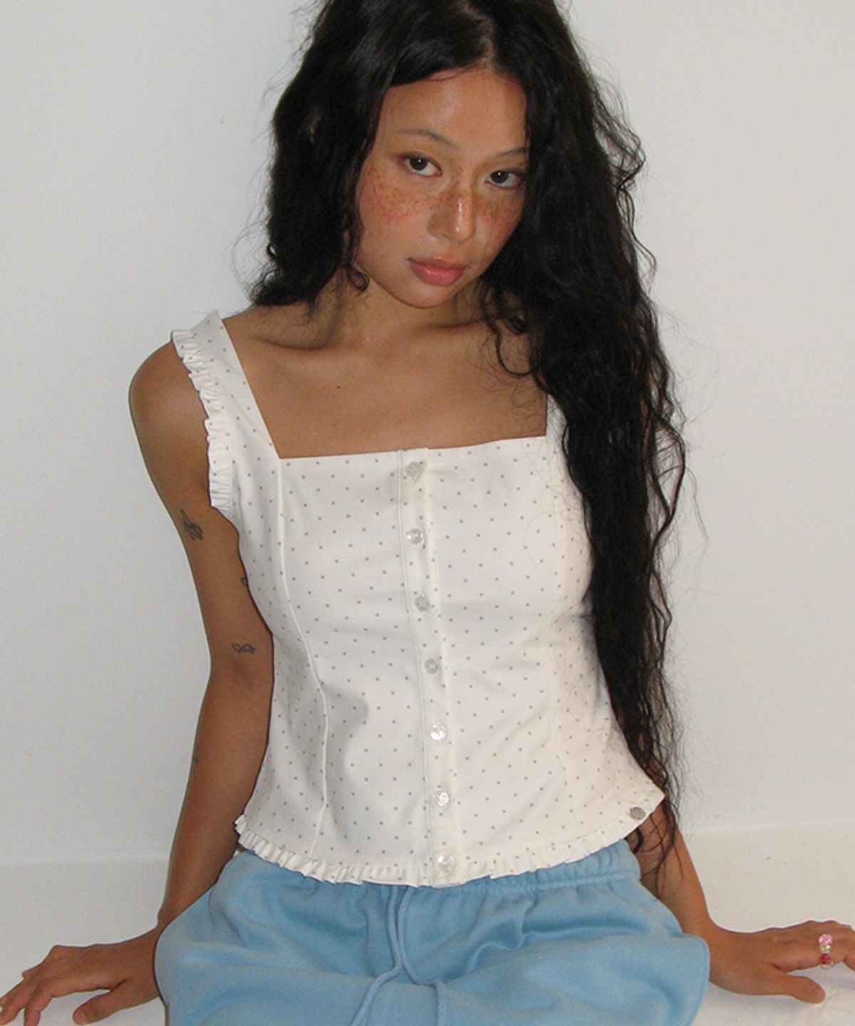 론론(RONRON) SQUARE NECK FRILL SLEEVELESS BLOUSE WHITE STAR