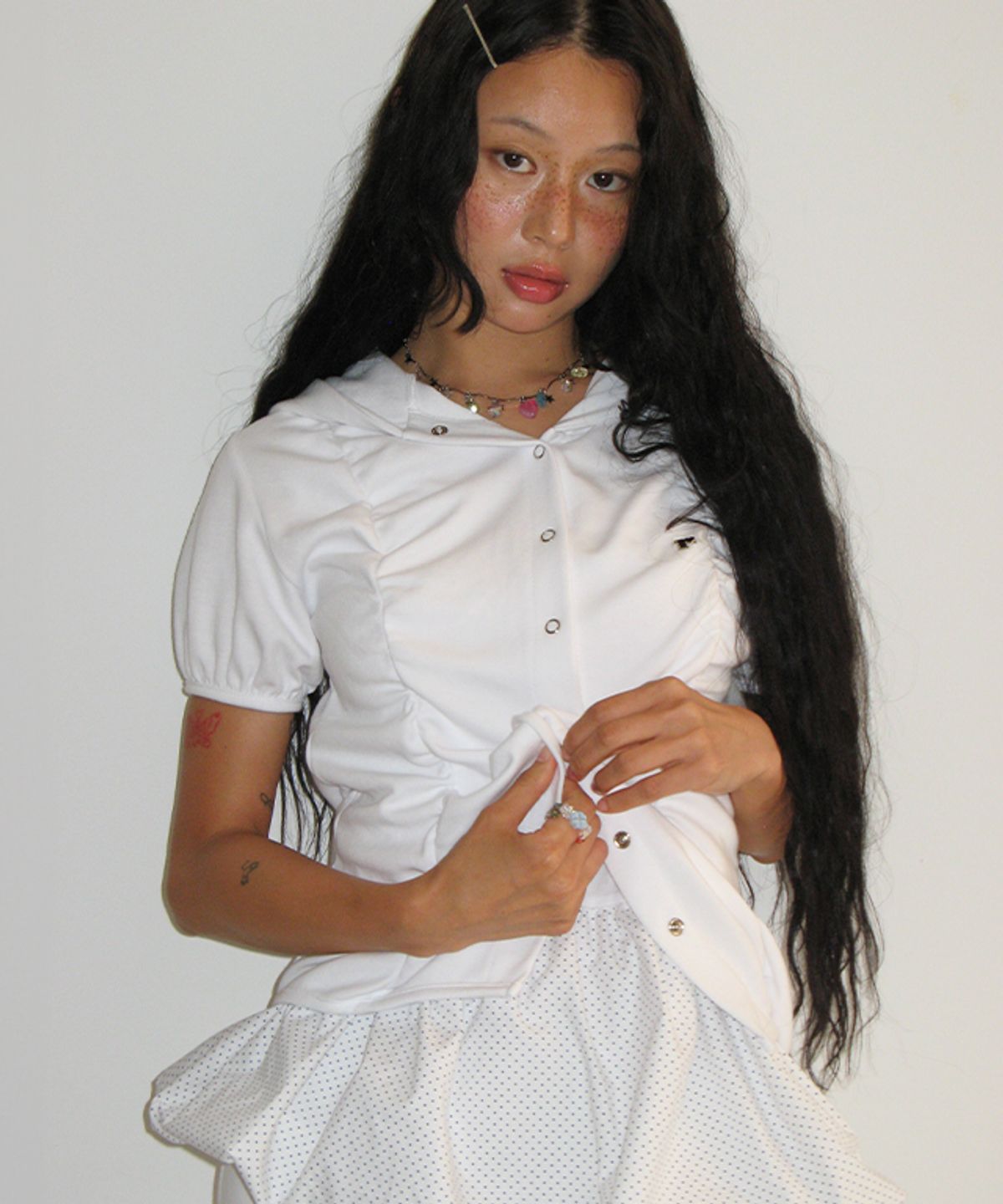 론론(RONRON) SHIRRING SNAP SHORT HOODIE WHITE