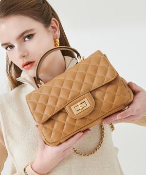 소가죽 퀼팅 탑핸들 플랩백 H22H692 베이지