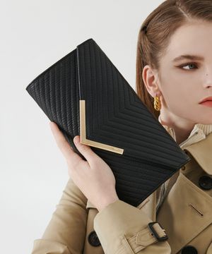 소가죽 V 퀼팅 체인 클러치백 H16H515 블랙