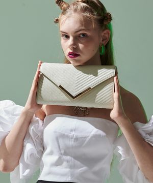 소가죽 V 퀼팅 체인 클러치백 H16H515 아이보리