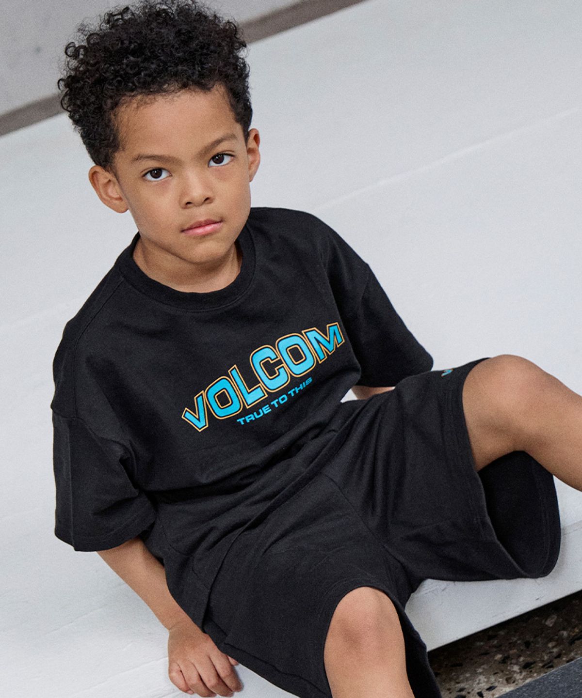 볼컴 키즈(VOLCOM KIDS) 스트릿 라운드 하프 셋업 D5M015