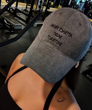 딥핏 레터링 로고 볼캡_피그먼트 차콜