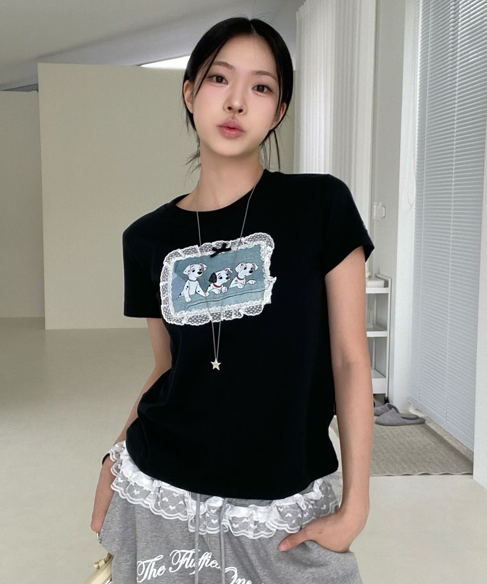 [지현서 PICK] 달마시안_프릴 자수 반팔티셔츠 블랙