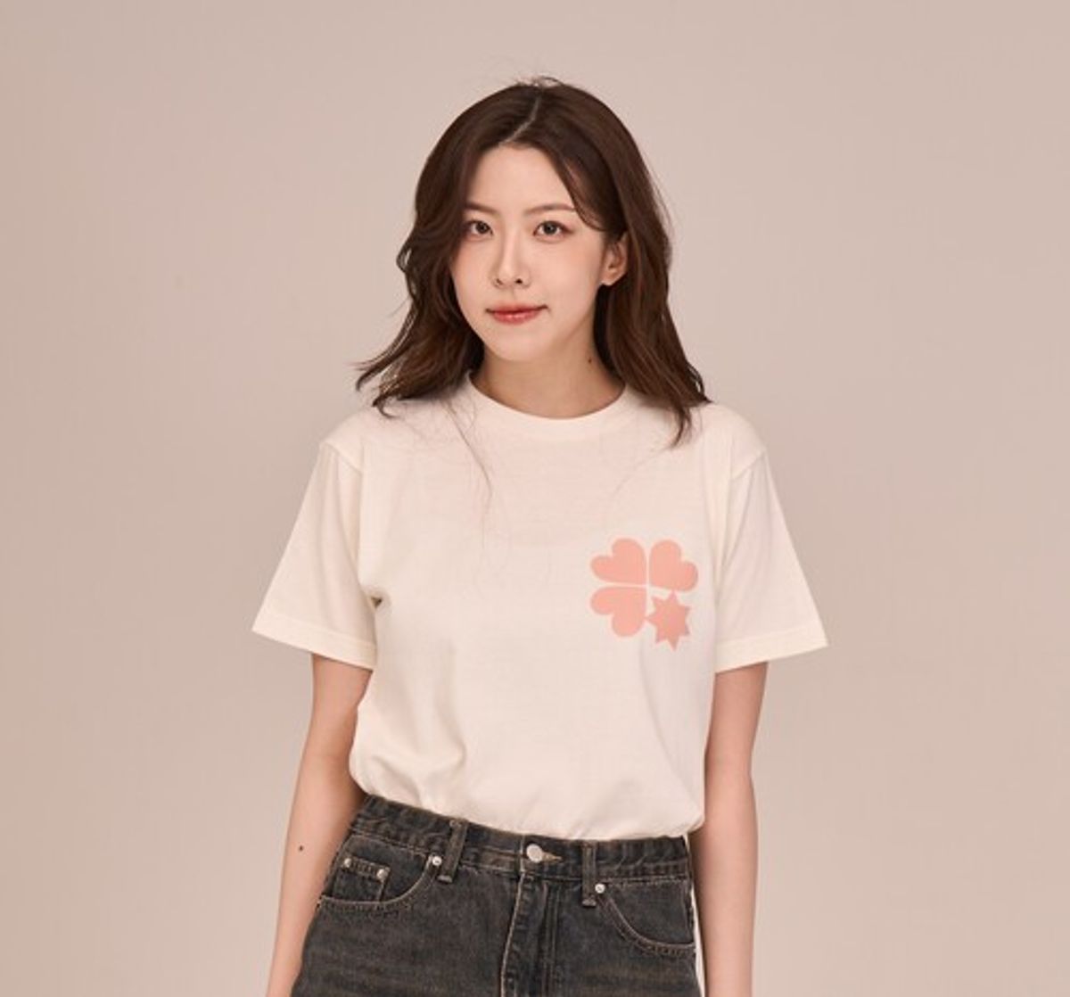 에클라 디뱅(ÉCLAT DIVIN) 아이보리 반팔 티셔츠 Lucky Sign Tee
