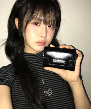 SQUARE FLOWER CARD WALLET IN BLACK