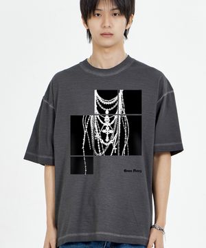 넥레이스 프린팅 반팔티 피그먼트 차콜