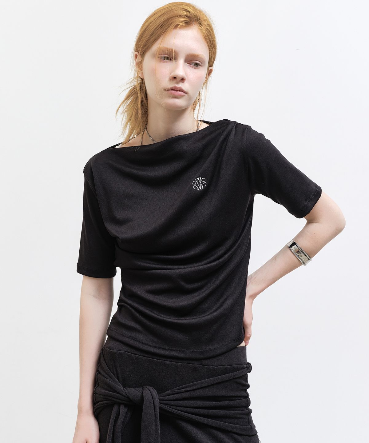 닉앤니콜(NICK&NICOLE) HALF SHIRRING DRAPE BOAT NECK TOP_BLACK